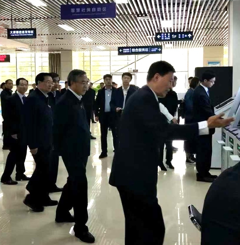 胡春华副总理考察郑州人社 黄瓜视频在线免费观看智慧大厅自助服务系统受到关注